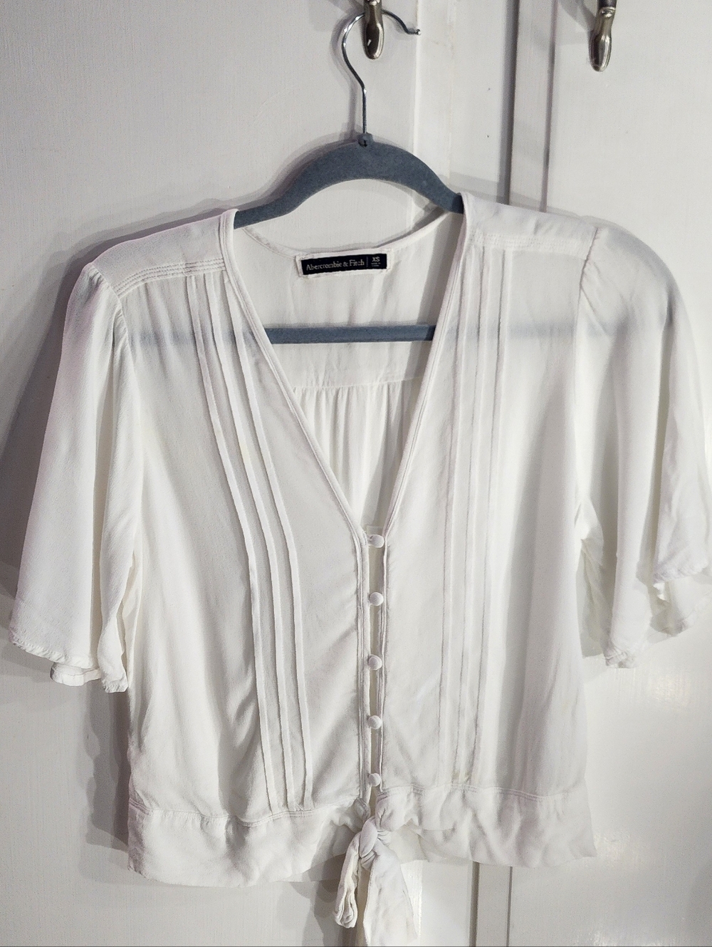 Abercrombie & Fitch White V-Neck Button Tie-Front Blouse